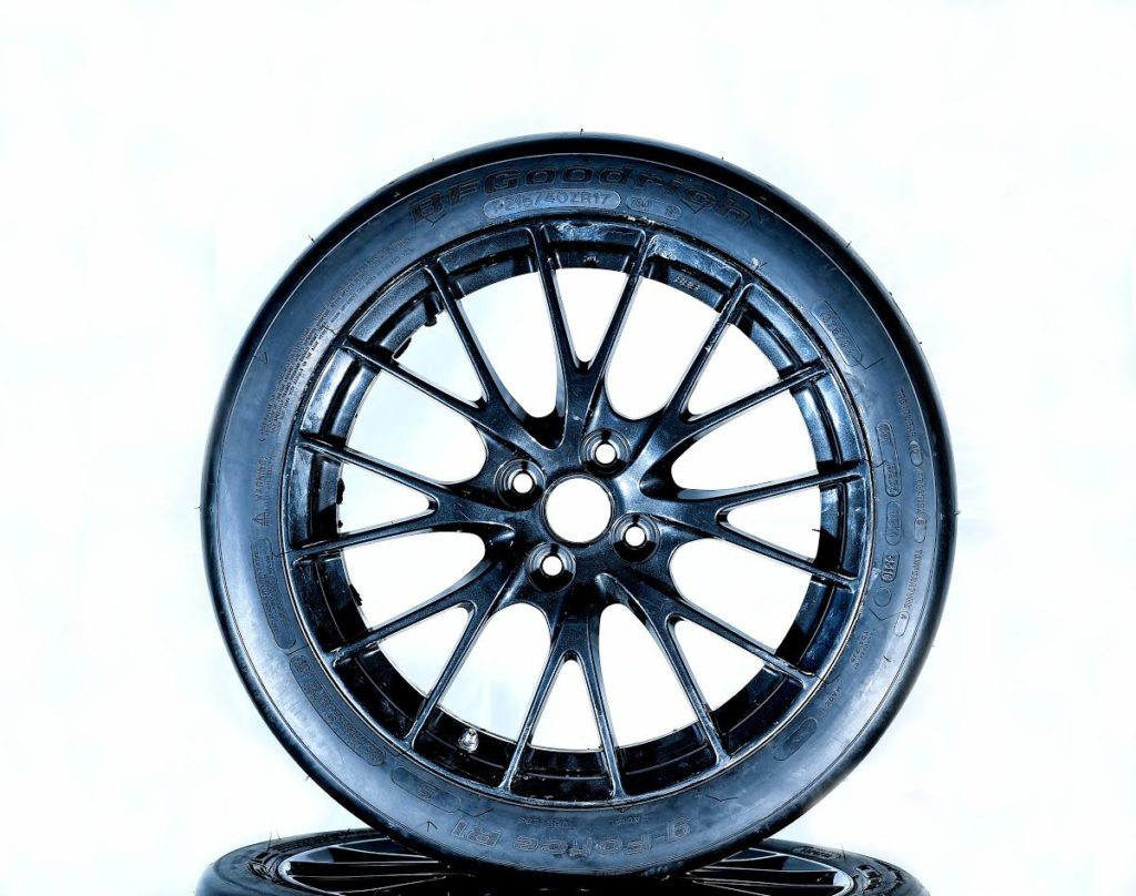 215-45ZR17-R1S-side